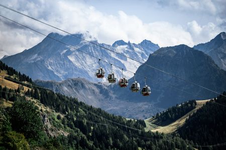 Radfahren für den guten Zweck: Im Rahmen der "Epic Challenge" überquerten Mitarbeitende von Vodafone die französischen Alpen von Grenoble nach Nizza und sammelten Spenden für den Naturschutz.