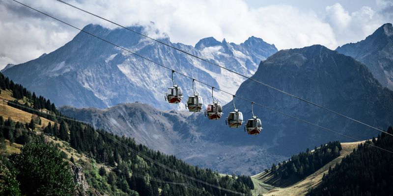 Radfahren für den guten Zweck: Im Rahmen der "Epic Challenge" überquerten Mitarbeitende von Vodafone die französischen Alpen von Grenoble nach Nizza und sammelten Spenden für den Naturschutz.