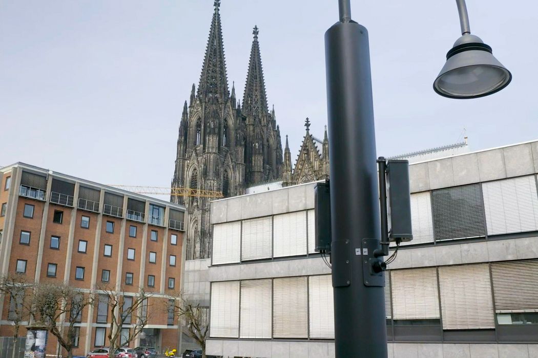 Köln wird zur Smart City: Small-Cells an Straßenlaternen versorgen die Stadt mit 5G Echtzeit-Mobilfunk.
